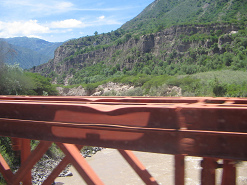 Wir fuhren �ber die Pampas-Br�cke des Pampas-Flusses
            (Rio Pampas), 13:24 Uhr
