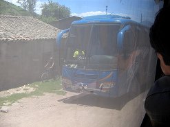 Chumbes, entgegenkommender Bus