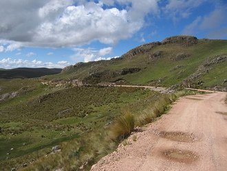 Huamina-Pass
                        ("Abra Huamina"), Grasberge mit
                        Gesteinsformationen und der Hauptfeldweg mit
                        Serien-Schlagl�chern [2]