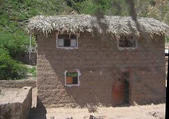 Callebamba, primer plano de una casa de
                        adobe