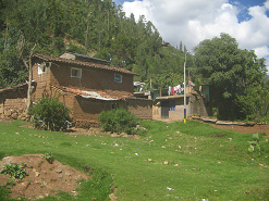 Chincheros, casa a dos pisos de tejas