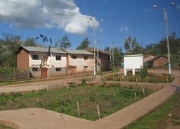 Challhuani, casas y plaza central