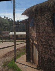 Challhuani, construcci�n del techo con
                        paja