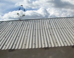 Challhuani, Dach mit Mobile