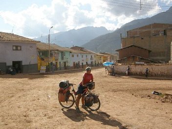 Uripa, H�userzeile
                        mit Feldwegen