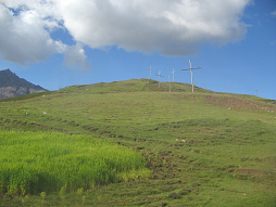 Kr�uterfeld, Kreuze und
                                      Wolke