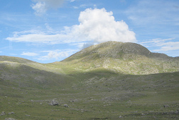 Berg mit Wolke