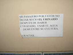 Andahuaylas, Busbahnhof (Terminal
                        terrestre) 04, Toilettenanweisung (WC-Anweisung)
                        zum Urinieren f�r dumme Peruaner, die nicht
                        urinieren k�nnen