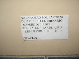 Andahuaylas, Busbahnhof (Terminal
                        terrestre) 04, Toilettenanweisung (WC-Anweisung)
                        zum Urinieren f�r dumme Peruaner, die nicht
                        urinieren k�nnen