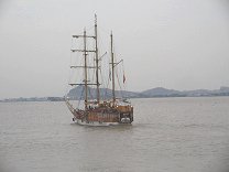Piratenschiff (hier ein
                                        Nachbau in Guayaquil); Piraten
                                        stammten aus den unteren
                                        Schichten und waren sich
                                        Kartoffeln gew�hnt, und lebten
                                        deswegen ges�nder als die
                                        Adligen auf den Adelsschiffen,
                                        die die Kartoffel verweigerten