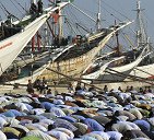 Der Islam (hier
                                      betende Muslime in Beugehaltung
                                      [34]) verweigerte die Kartoffel
                                      ebenfalls...