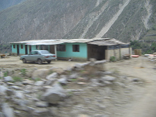 Haus in T�rkis am Strassenrand