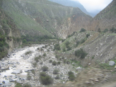 Sicht ins enge Tal mit dem Pisco-Fluss (Rio
                        Pisco)