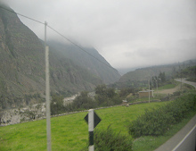 Sicht ins Huaytar�-Tal mit Huaytar�-Fluss
                        und Strassenverlauf
