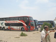 Buses vecinos a lado del restaurante