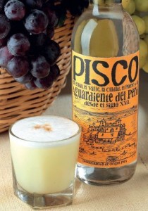 Peruanische Pisco-Flasche mit
                                    dem Etikett "Pisco - Branntwein
                                    aus Peru" ("Pisco -
                                    Aguardiente del Per�") mit
                                    einem Drink Pisco Sour daneben. Auf
                                    dem Ettikett der Flasche ist die
                                    Kirche von Pisco dargestellt [2]