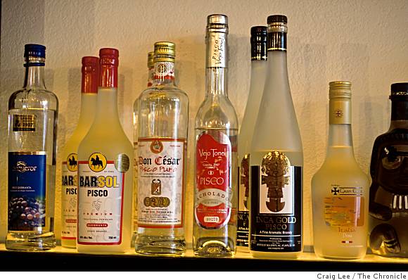 Verschiedene Pisco-Fabrikate in
                                  verschiedenen Pisco-Flaschen [6]