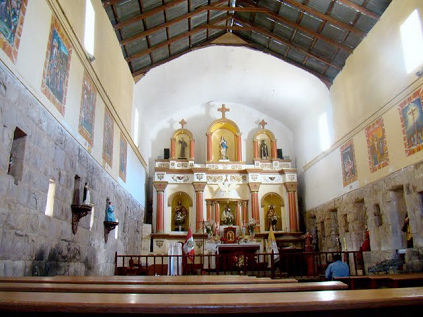 Huaytar�, Kirchenaltar mit Inka-Mauern