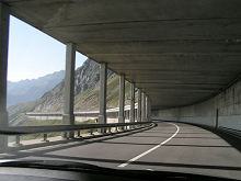 Beispiel einer Lawinengalerie,
                                  Innenansicht, an der S�dseite des
                                  Sankt-Gotthard-Passes in der Schweiz
