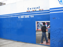 Terminal der
Busfirma Caracol an der Avenida Chavez 1644 in
Breña in Lima, die Eingangstür mit den Flaggen
der süd-"amerikanischen" Länder, die
durch Caracol bedient werden Terminal der Busfirma Caracol an der
Avenida Chavez 1644 in Breña in Lima, die
Eingangstür mit den Flaggen der
süd-"amerikanischen" Länder, die durch
Caracol bedient werden