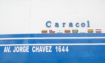 Die
Adresse und die Flaggen über der Eingangstür der
Firma Caracol: Die Adresse und die Flaggen über der
Eingangstür der Firma Caracol: