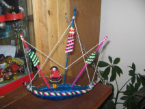 Am Kiosk des Terminals der Busfirma
                          Caracol ist Kunsthandwerk aus Peru
                          ausgestellt, ein Schiff aus Puno (01)