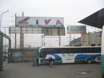 Busterminal
von Fiori, ein Bus von Tur Diaz mit der Route
nach Cajamarca Busterminal von Fiori, ein Bus von Tur Diaz
mit der Route nach Cajamarca