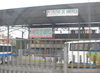 Busterminal
von Fiori, ein Schild "Rutas de
America" Busterminal von Fiori, ein Schild
"Rutas de America"