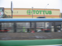 Fahrt auf der
Panamericana an der "Mega Plaza"
vorbei, Einkaufszentrum "Tottus" (01) Fahrt auf der Panamericana an der
"Mega Plaza" vorbei, Einkaufszentrum
"Tottus" (01)