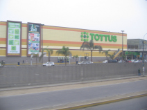Fahrt auf der
Panamericana an der "Mega Plaza"
vorbei, Einkaufszentrum "Tottus" (02) Fahrt auf der Panamericana an der
"Mega Plaza" vorbei, Einkaufszentrum
"Tottus" (02)