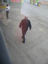 Busfahrer vor Rätselreifen (01) Busfahrer vor Rätselreifen (01)