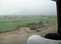 Panamericana, bewässerte
Landwirtschaftsebene von Chancay und Huaral
(01) Panamericana, bewässerte
Landwirtschaftsebene von Chancay und Huaral
(01)