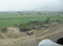 Panamericana, bewässerte
Landwirtschaftsebene von Chancay und Huaral
(02) Panamericana, bewässerte
Landwirtschaftsebene von Chancay und Huaral
(02)