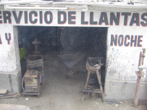 Reifenreperaturwerkstatt in
Huacho, Eingang mit der Überschrift
"Reifenservice Tag und Nacht"
("Servicio de llantas día y noche") Reifenreperaturwerkstatt in Huacho, Eingang
mit der Überschrift "Reifenservice Tag und
Nacht" ("Servicio de llantas día y
noche")