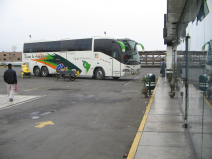 Der Bus der Busfirma Caracol
vor dem Restaurant Der Bus der Busfirma Caracol vor dem
Restaurant