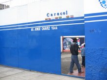 Terminal der
Busfirma Caracol an der Avenida Chavez 1644 in
Breña in Lima, die Eingangstür mit den Flaggen
der süd-"amerikanischen" Länder, die
durch Caracol bedient werden Terminal der Busfirma Caracol an der
Avenida Chavez 1644 in Breña in Lima, die
Eingangstür mit den Flaggen der
süd-"amerikanischen" Länder, die durch
Caracol bedient werden