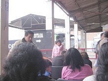 El bus de la
empresa Caracol está listo detrás de la portada El bus de la empresa Caracol está listo
detrás de la portada