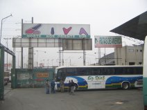 Terminal
terrestre Fiori, un carro de Tur Diaz con la
ruta a Cajamarca Terminal terrestre Fiori, un carro de Tur
Diaz con la ruta a Cajamarca