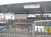 Busterminal
von Fiori, ein Schild "Rutas de
America" Busterminal von Fiori, ein Schild
"Rutas de America"