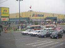 Pasando "Mega Plaza" en la
Panamericana, llegando al centro comercial
"Metro" de Los Olivos (02) Pasando "Mega Plaza" en la
Panamericana, llegando al centro comercial
"Metro" de Los Olivos (02)