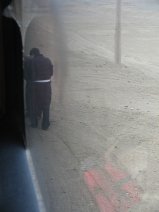 Chófer de bus con llanta enigma (10) Chófer de bus con llanta enigma (10)