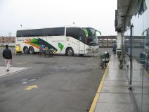 El bus de la empresa Caracol
antes del restaurante El bus de la empresa Caracol antes del
restaurante
