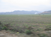 Panamericana, Ebene von Barranca-Paramonga,
                        Feld mit W�stenbergen und M�llverbrennung (01)