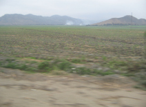 Panamericana, Ebene von Barranca-Paramonga,
                        Feld mit W�stenbergen und M�llverbrennung (02)