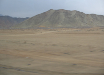 Panamericana in Ancash zwischen Paramonga
                        und Chimbote, W�ste mit W�stenberg (01)