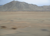 Panamericana in Ancash zwischen Paramonga
                        und Chimbote, W�ste mit W�stenberg (02)