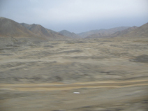 Panamericana in Ancash zwischen Paramonga
                        und Chimbote, W�ste mit W�stenberg (03)
