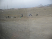 Panamericana in Ancash zwischen Paramonga und Chimbote,
            Abgrenzung mit Pneus