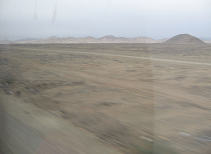 Panamericana in Ancash zwischen Paramonga
                        und Chimbote, W�ste mit W�stenbergen, Panorama
                        (01)
