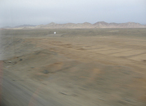 Panamericana in Ancash zwischen Paramonga
                        und Chimbote, W�ste mit W�stenbergen, Panorama
                        (02)